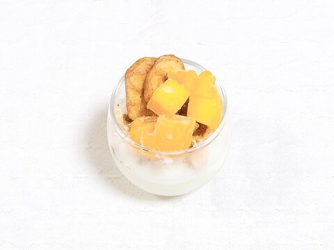 簡単⭐冷凍マンゴーとバナナチップス入りヨーグルト